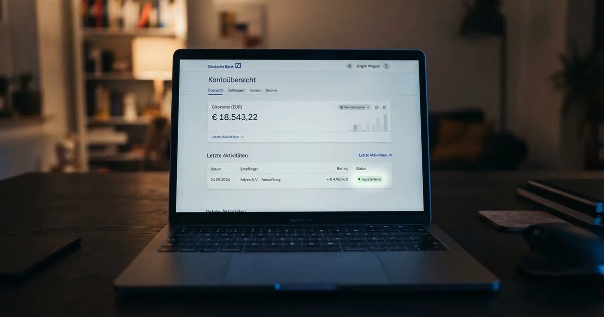 Nahaufnahme eines Laptop-Bildschirms mit einer Kontouebersicht, auf der ein Guthabenbetrag in Euro und ein Auszahlungsstatus zu sehen sind.
